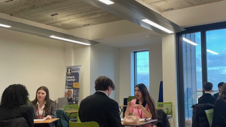 orhZrFz40-E_W93-t86-E-9vjceK_0B6qw